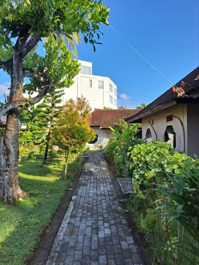 فندق Surfers Beachfront Lombok Kuta  المظهر الخارجي الصورة